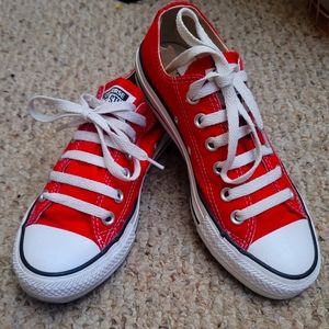 Converse Women's RED tennis shoes 👟